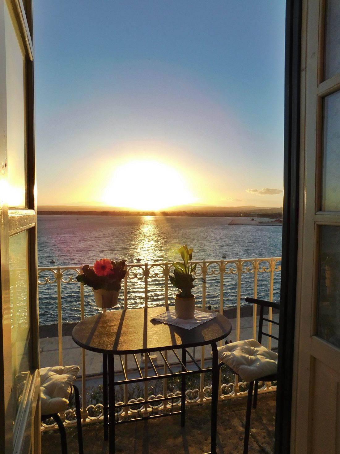 Tramonto dal balcone sul mare